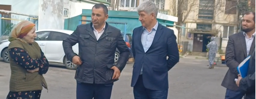 Руководитель РОО РЦОК ЖКХ РД Сайпутин Давдиев принял участие в выездной встрече первого заместителя председателя городского собрания депутатов Хиби Алиева с жильцами МКД по адресу ул. Ю.Акаева, д.5.