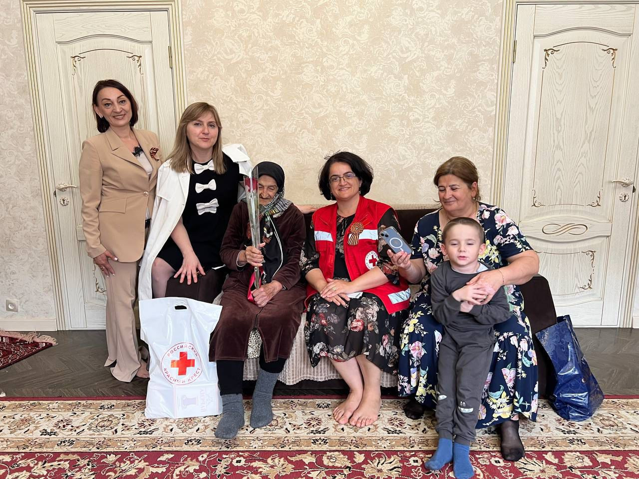 Эксперты Общественной палаты Республики Дагестан поздравили с Днём Победы ветерана войны Валентину Оверину и тружеников тыла.