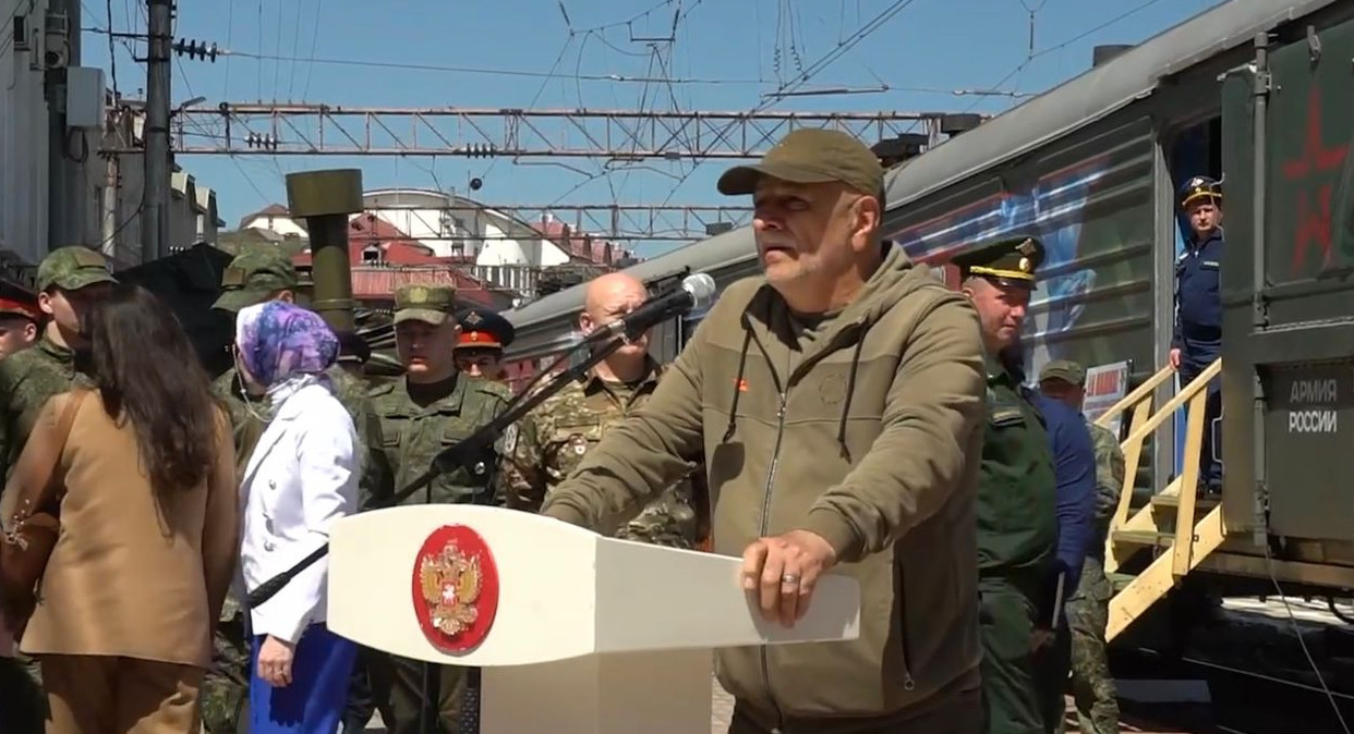 Заместитель председателя Комиссии Общественной палаты Республики Дагестан Энгельс Гаджимагомедов выступил перед гостями и участниками патриотической акции