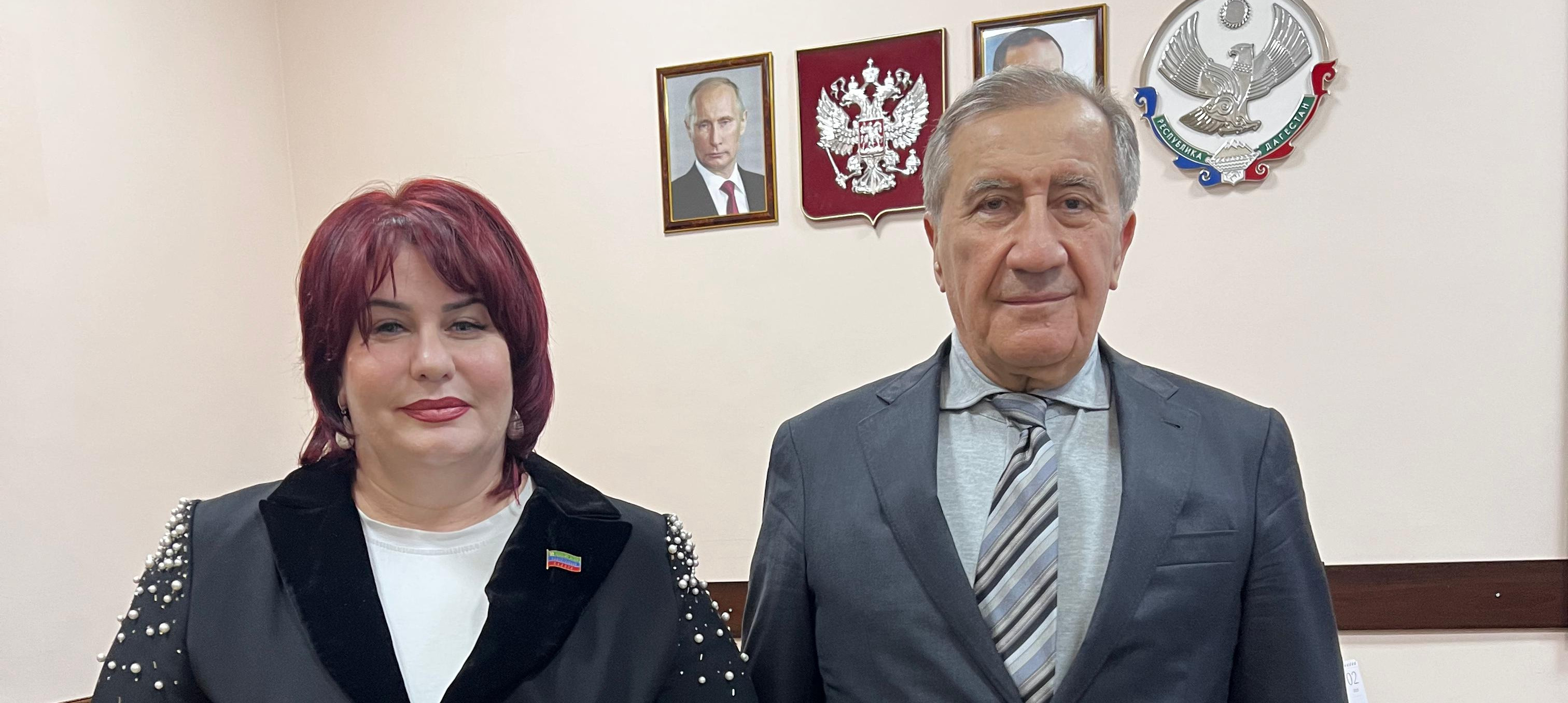 Церемония вручения нагрудного знака новому члену ОП РД Эльмире Сайпуевой