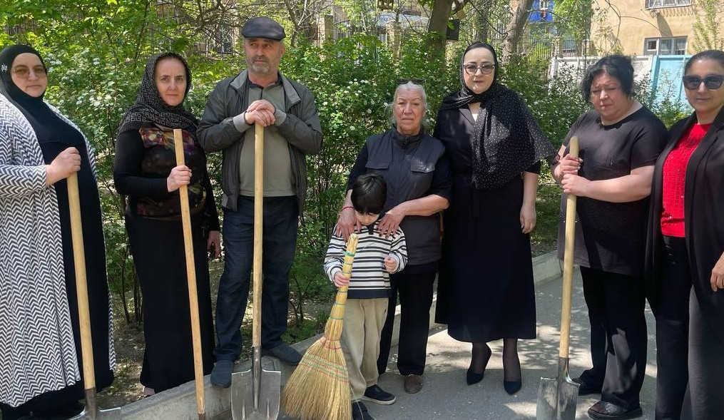 Заместитель председателя Общественной палаты Республики Дагестан Шамсият Насрулаева вместе с коллективом школы №9 приняла участие в общереспубликанском субботнике в честь 80-летия Победы.