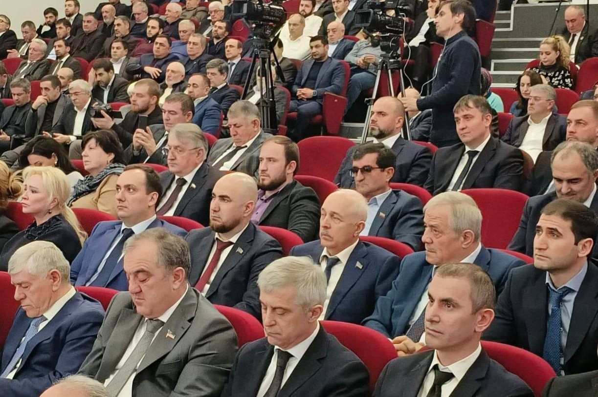 Члены Общественной палаты Республики Дагестан Сабир Сайдумов, Шамиль Абдулгаджиев и Бегум Багандова приняли участие в республиканской конференции, посвящённой развитию общественного транспорта в Республике Дагестан.