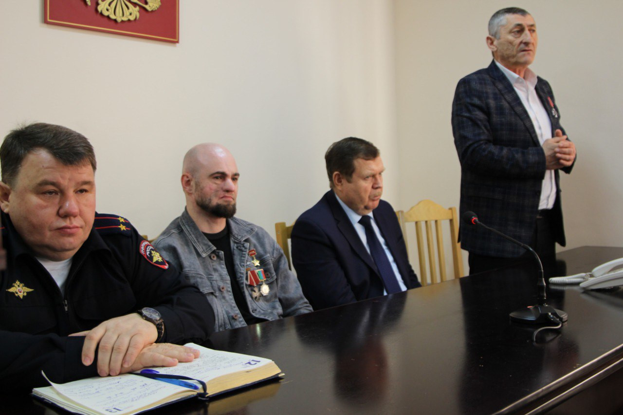 6 марта в Кизляре члены Общественной палаты РД, герои специальной военной операции, кавалеры Ордена Мужества Алибег Казанбиев  и Ибрагимхалил Гаджиев встретились с сотрудниками городского отдела полиции