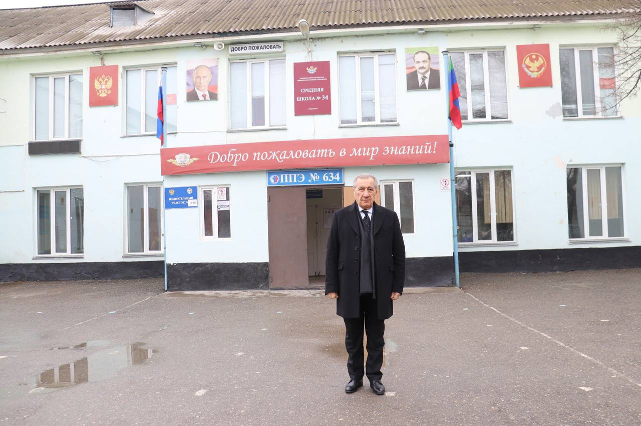 15 марта председатель ОП РД Азизбек Черкесов одним из первых проголосовал на выборах Президента России