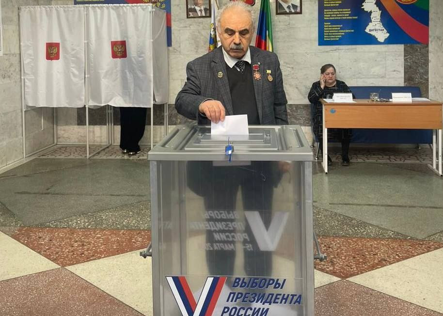 Общественная палата Республики Дагестан голосует на трехдневных выборах Президента РФ