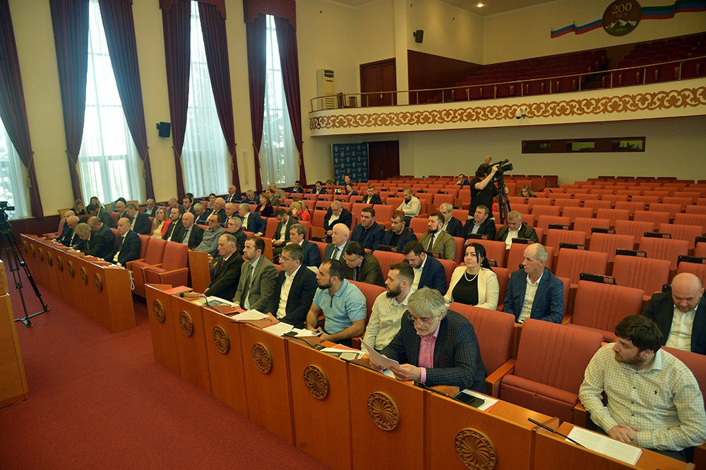 Представители Общественной палаты Республики Дагестан Сапарбейг Абдуллаев, Мамма Маммаев и Ханжан Курбанов приняли участие в заседании круглого стола в НС РД по тарифам