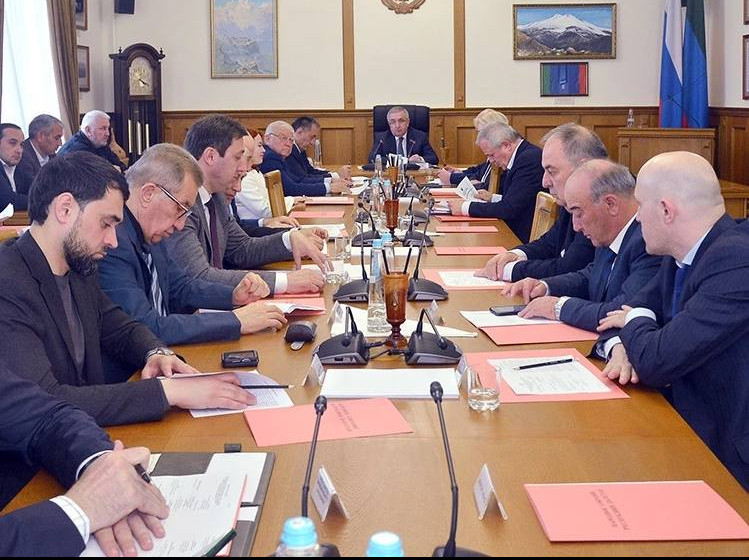 Председатель Общественной палаты Республики Дагестан Азизбек Черкесов принял участие в обсуждении обеспечения детей-сирот и детей, оставшихся без попечения родителей, жилыми помещениями на площадке Народного Собрания Республики Дагестан.