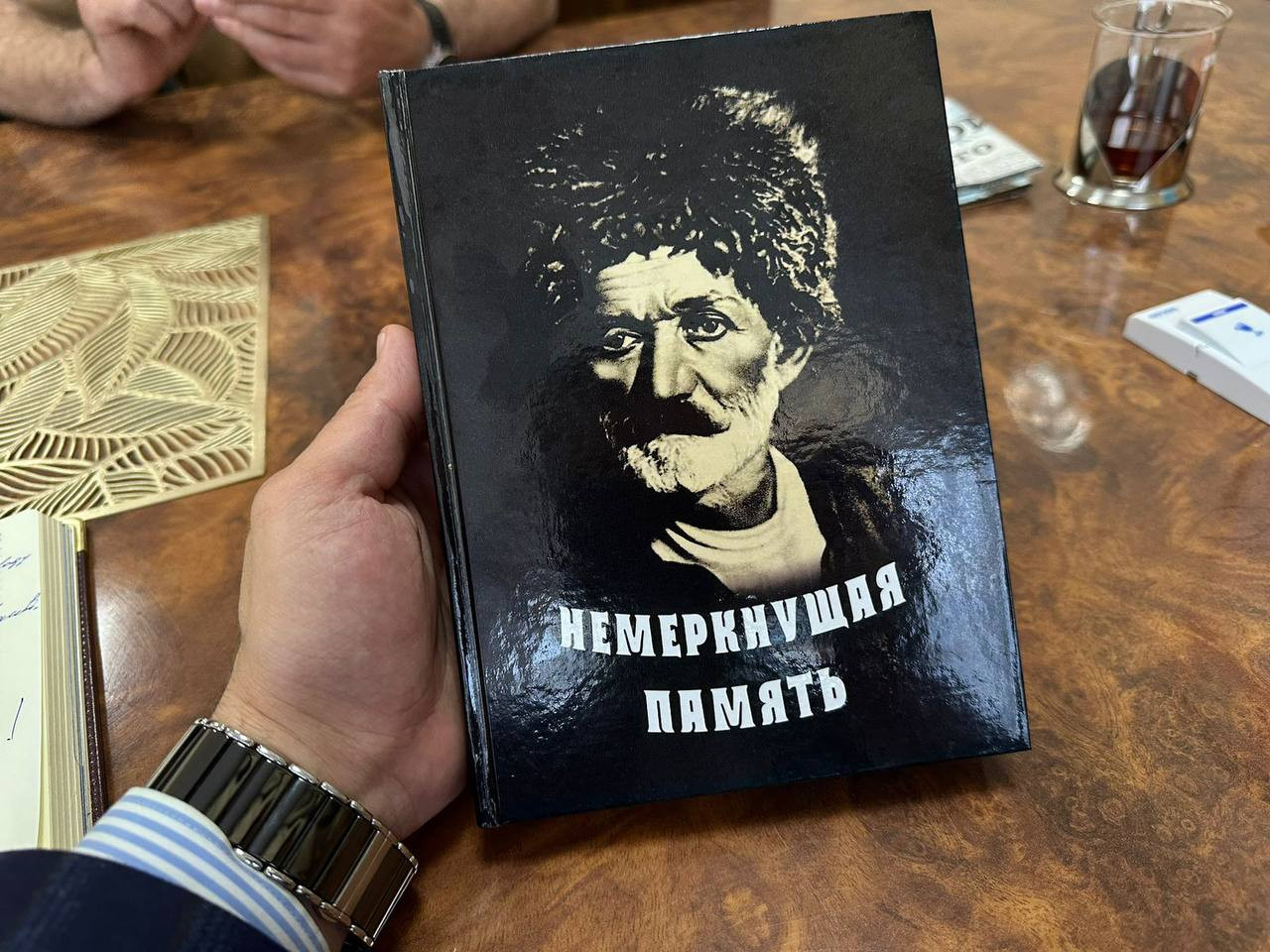 Азизбек Черкесов получил в подарок книгу, посвященную Сулейману Стальскому, под названием «Немеркнущая память»