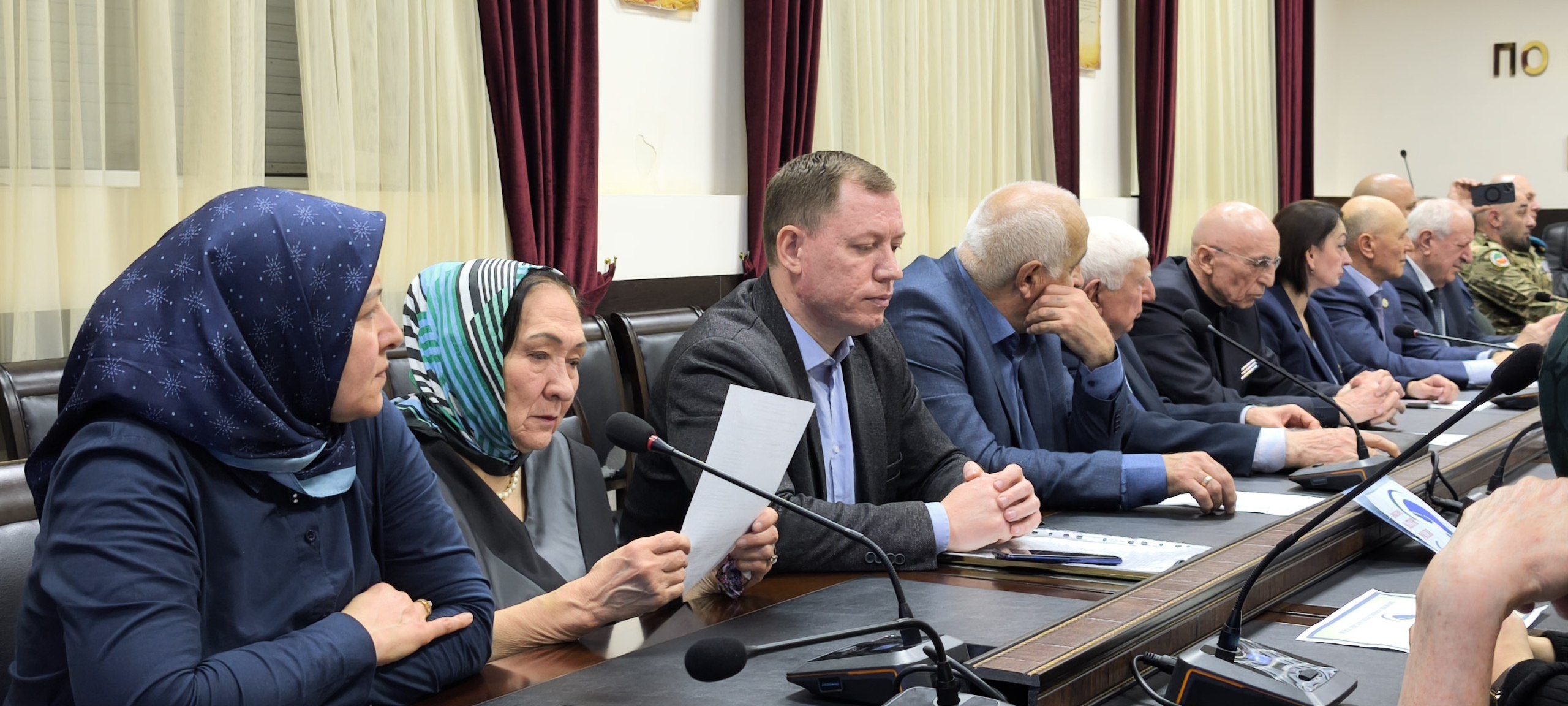 Круглый стол ко Дню Героев Отечества: диалог о мужестве, чести и исторической памяти