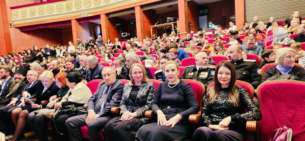 Председатель ОП РД Азизбек Черкесов принял участие в рождественском мероприятии в Русском драмтеатре им. М. Горького