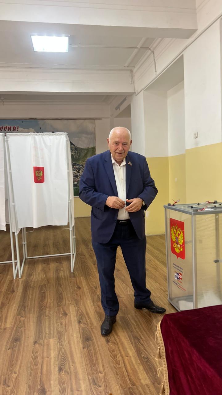 Ислам Магомедов проголосовал на своем участке