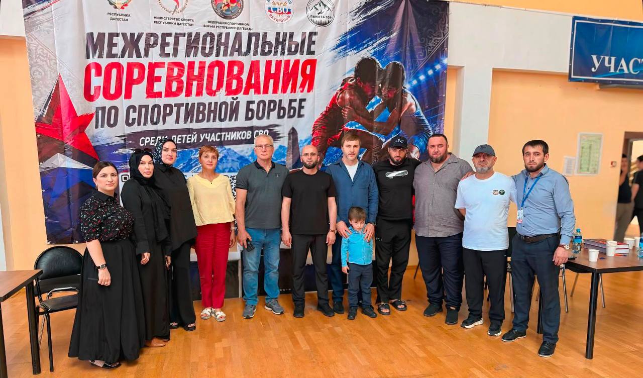 В Каспийске юные борцы из разных регионов России встретились на одном ковре