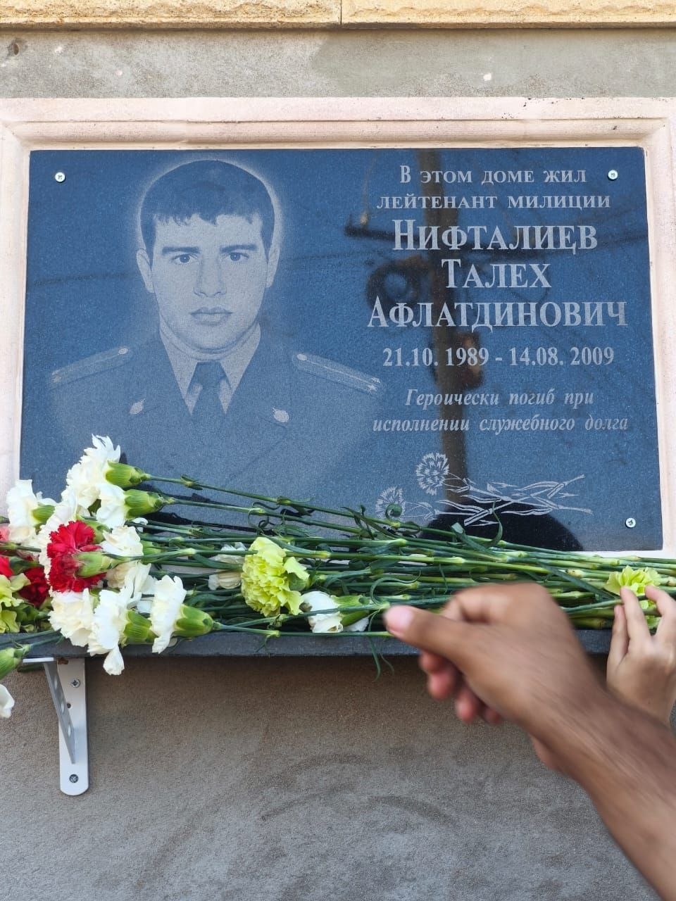 Память, которую нельзя предать. В Белиджах открыли мемориальную доску Талеху Нифталиеву