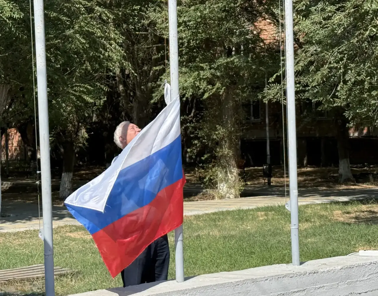 В Тарумовке состоялась торжественная церемония поднятия Государственного флага Российской Федерации, приуроченная ко Дню Государственного флага России