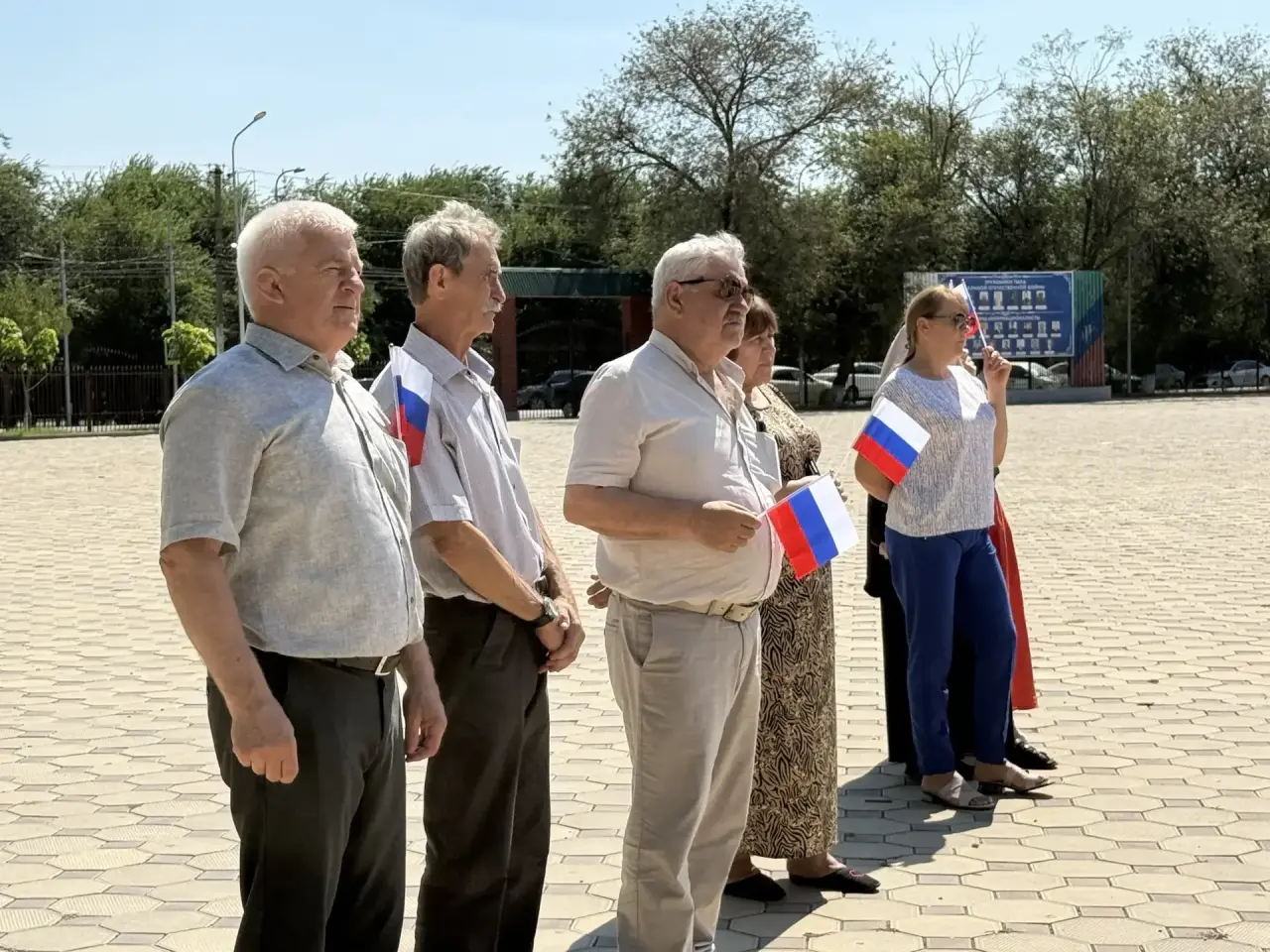 В Тарумовке состоялась торжественная церемония поднятия Государственного флага Российской Федерации, приуроченная ко Дню Государственного флага России