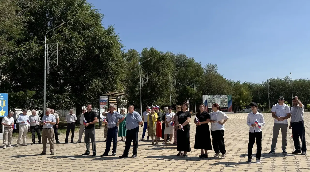 В Тарумовке состоялась торжественная церемония поднятия Государственного флага Российской Федерации, приуроченная ко Дню Государственного флага России