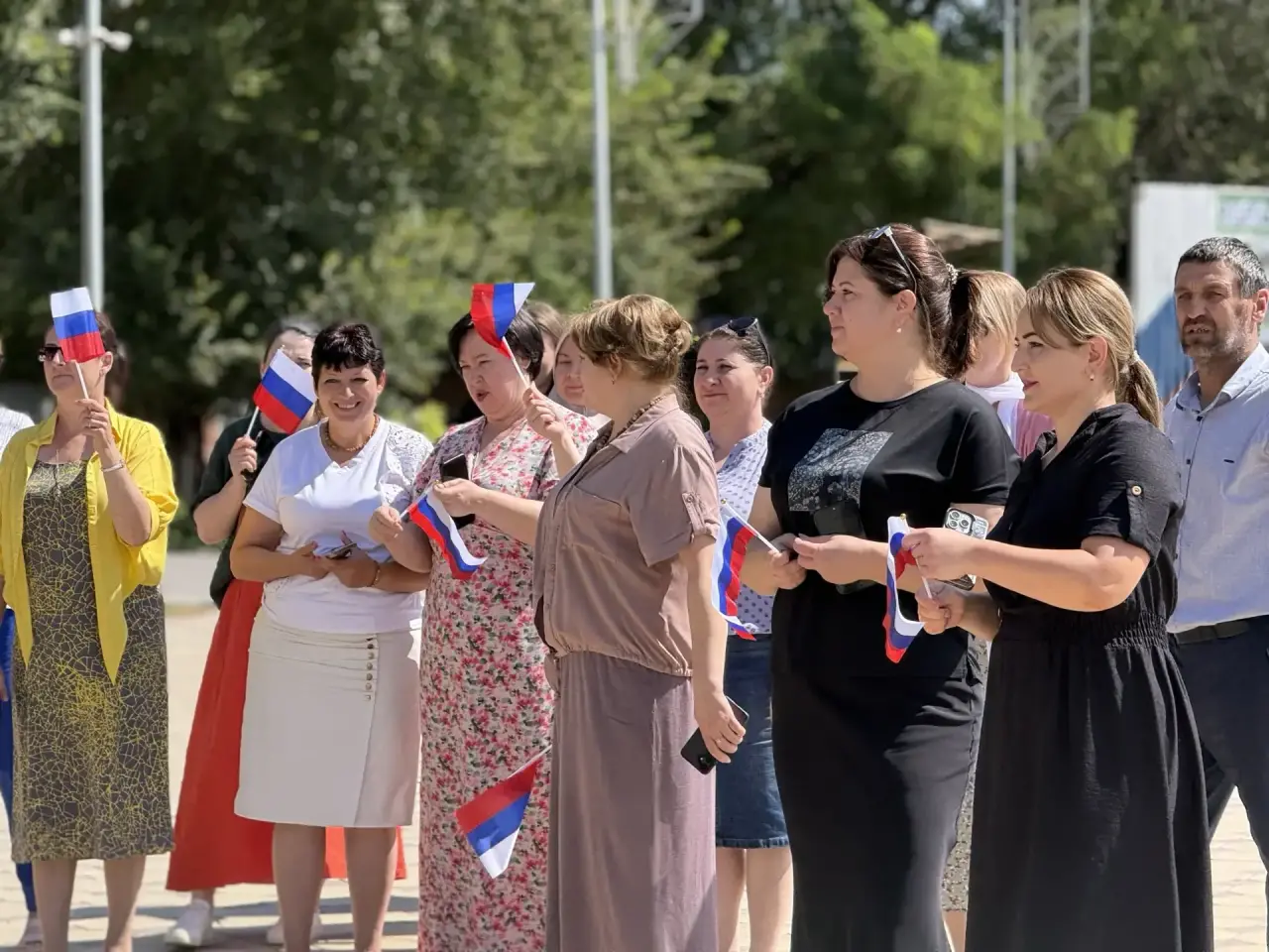 В Тарумовке состоялась торжественная церемония поднятия Государственного флага Российской Федерации, приуроченная ко Дню Государственного флага России