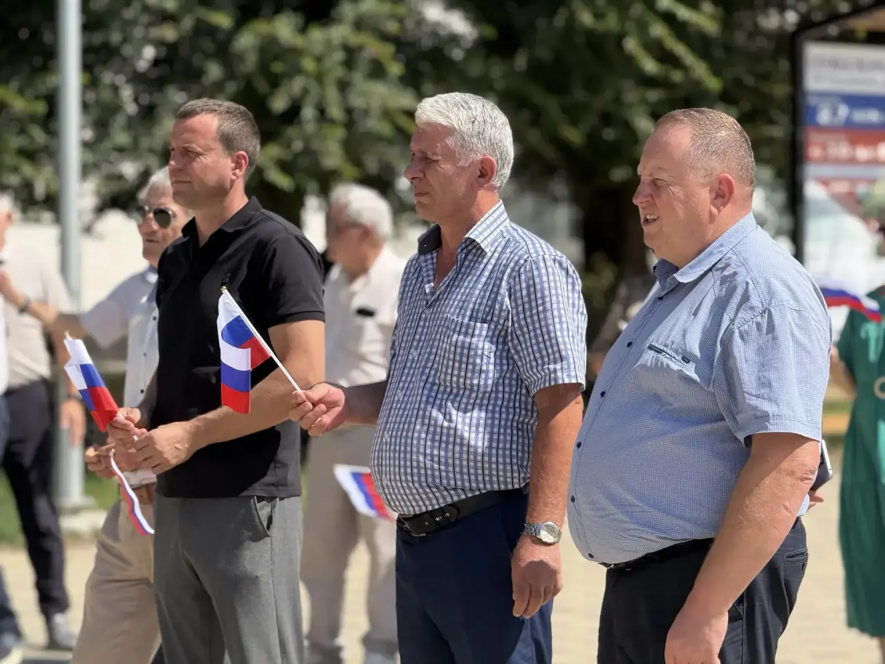 В Тарумовке состоялась торжественная церемония поднятия Государственного флага Российской Федерации, приуроченная ко Дню Государственного флага России