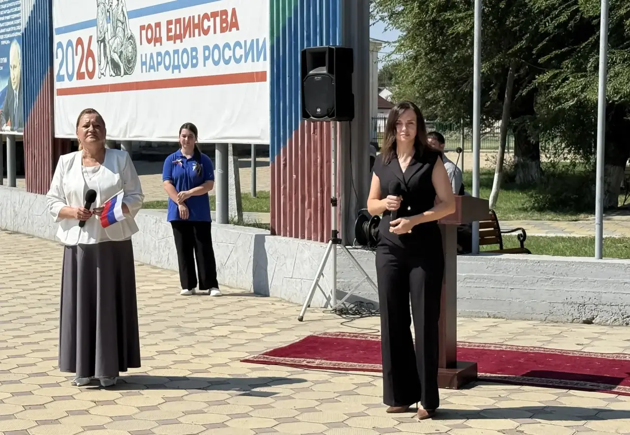 В Тарумовке состоялась торжественная церемония поднятия Государственного флага Российской Федерации, приуроченная ко Дню Государственного флага России